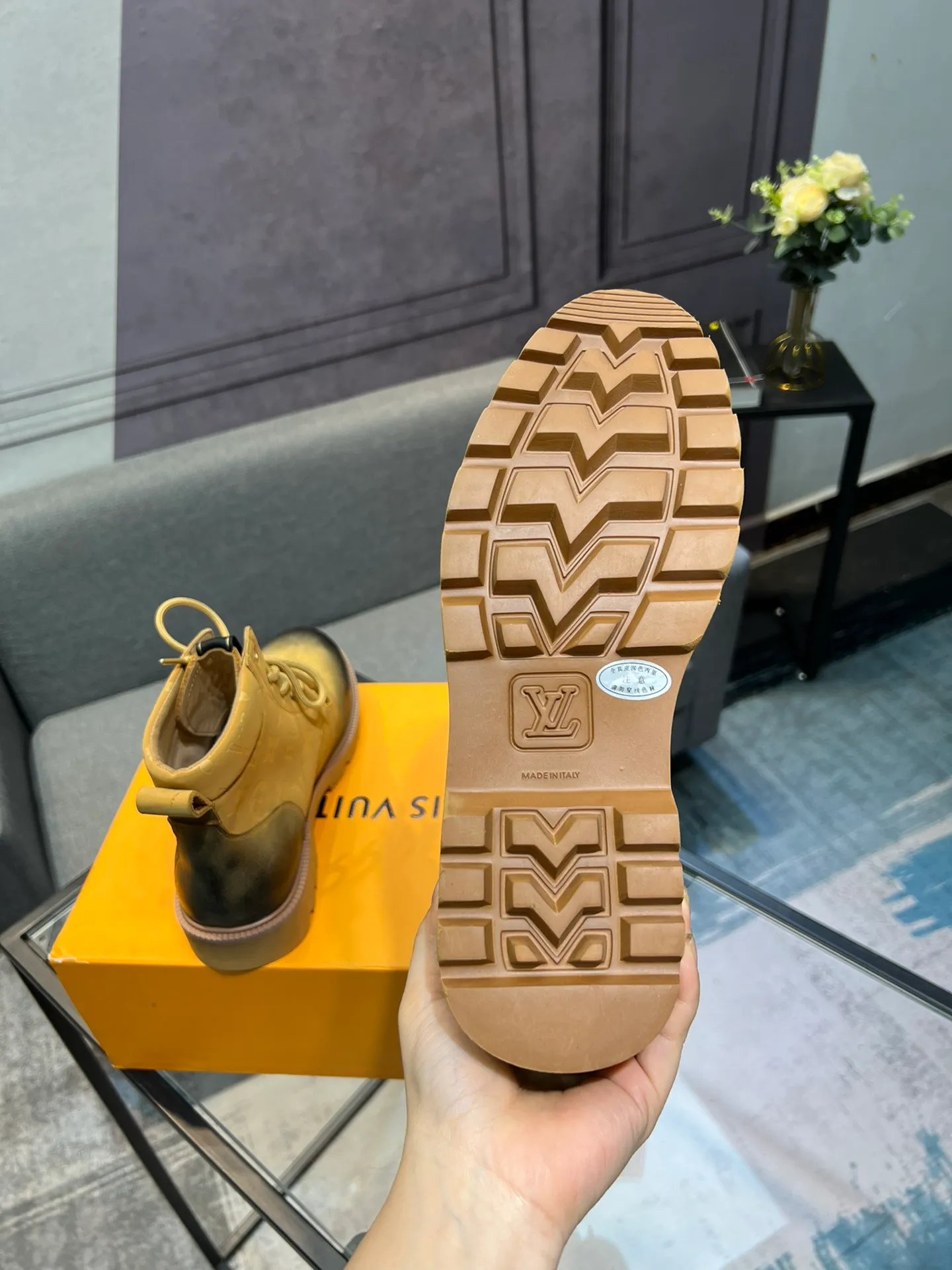Men's shoes 💰900 L Home - the latest LV men's business casual boots, luxury and nobility are a must, all made of imported original first-layer cowhide, just to create a more comfortable wearing experience, ➕top imported water-dyed full cow lining, original high wear-resistant outsole! 👏👏 Size: Male 39-44; (38 45 46 customized)